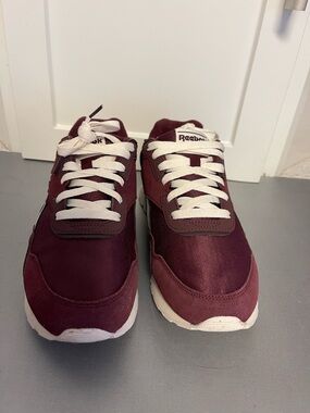 Reebok Women’s Burgundy and White Low-Top Sneakers Sz 8.5M